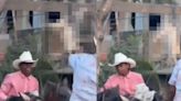 Jinetes torturan y arrancan la cabeza a un gato; ¿fiesta patronal en Guerrero?