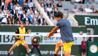 Alcaraz gana y enfrentará a Sinner en una final adelantada en Roland Garros
