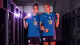 Namorada de Marta, Carrie Lawrence veste camiseta do Brasil em apoio à seleção feminina de futebol