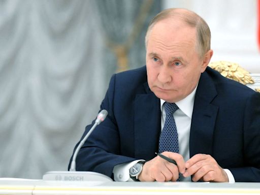 Putin warns the United States of Cold War-style missile crisis
