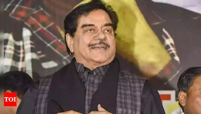 Did you know Shatrughan Sinha missed starring in Amitabh Bachchan's 'Deewaar' and 'Sholay' due to THIS reason? | Hindi Movie News - Times of India