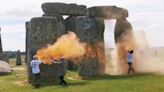 Vídeo: Un grupo de activistas vandaliza el histórico Stonehenge con una sustancia naranja