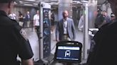 Nueva York usa inteligencia artificial para detectar armas en el metro: la medida causa polémica
