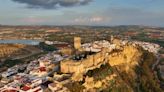 El pueblo construido sobre una roca que tiene un castillo es uno de los más bonitos de España