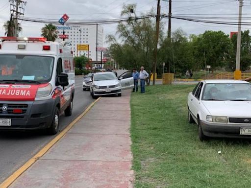 Le corta circulación y genera choque en la Francisco Villa