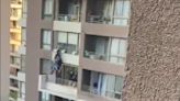Providencial salvada: video muestra cómo PDI y sospechoso por poco caen desde noveno piso durante operativo en Santiago - La Tercera