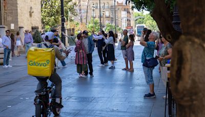 La difícil convivencia de ciclistas y peatones en los carriles compartidos de Sevilla