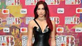 Dua Lipa en los BRIT Awards 2024: un ‘look’ en negro, mirada felina y manicura a juego con su pelo
