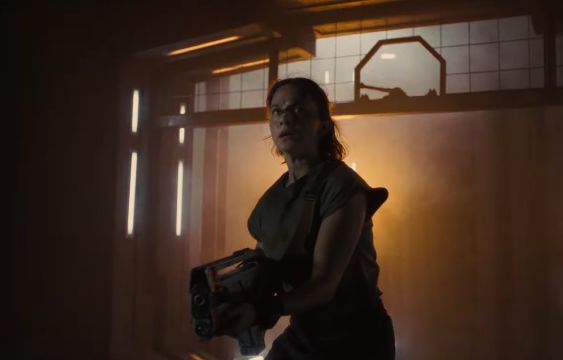 New Alien: Romulus Images Show Cailee Spaeny Hunting for Xenomorphs