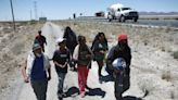 Los migrantes cruzan el peligro del desierto por la mayor vigilancia en el norte de México