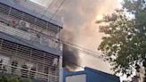 Videos: se incendió un depósito de pintura y evacuaron una escuela con 80 alumnos en Balvanera