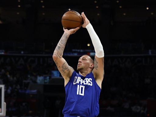 Pelicans add veteran center Daniel Theis, AP source says