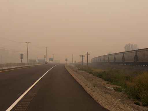 Un incendio forestal destruye la localidad de Jasper en las Montañas Rocosas de Canadá