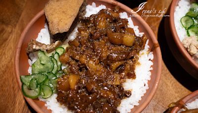 羅東好吃滷肉飯～用陶碗蒸、醬油也自己釀的黑金滷肉飯令人口水直流！