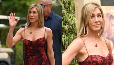 Jennifer Aniston sorprende con vestido noventero y los brazos más tonificados de Hollywood