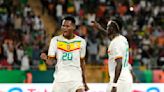 Senegal sigue perfecto en la defensa de su título de la Copa Africana y golea 3-0 a Camerún