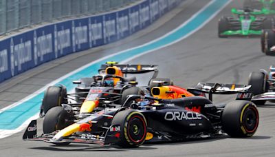 Max Verstappen acusa a Checo Pérez de tocar su auto