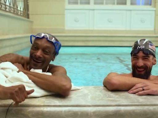 ¡Espectacular! Michael Phelps le enseña a nadar a... Snoop Dogg