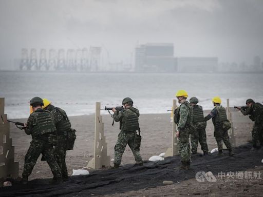 實戰演訓防衛「紅色沙灘」 1年期義務役首次海灘野戰射擊｜壹蘋新聞網