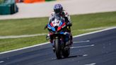 Razgatlioglu, intratable en la primera carrera en Donington Park; Bautista, tercero