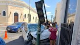 Choca contra un camión en el centro de Mérida; un pasajero lesionado