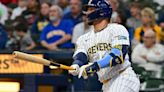 Deadspin | Rhys Hoskins' 3-run homer lifts Brewers over Cardinals