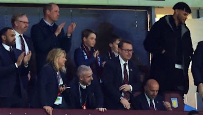 Guillermo de Inglaterra y su hijo Jorge reaparecen en el fútbol viendo a su equipo favorito, el Aston Villa, en Birmingham