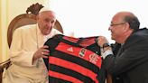 Papa Francisco recebe Ilan Goldfajn, presidente do BID, e ganha uma camisa do Flamengo