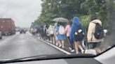 校車故障？國道驚見30多名學生淋雨走路！ 警方回應了