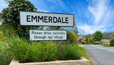 Emmerdale star tearful on Loose Women as he addresses TV legend's death