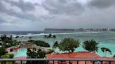 Tifón Mawar acecha a los residentes de la costa de Guam, que amenaza con marejadas ciclónicas mortales y vientos dañinos