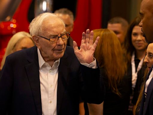 Warren Buffett's decision to sell stocks and raise record cash before sell-off sends wake-up call