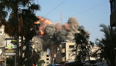 Israel bombardea Gaza de norte a sur