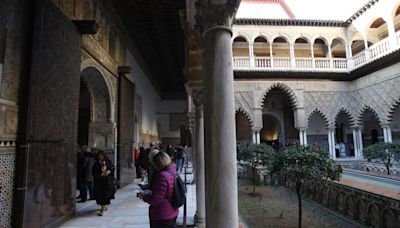 Qué significan la mano de Fátima y las conchas del Patio de las Doncellas del Alcázar de Sevilla