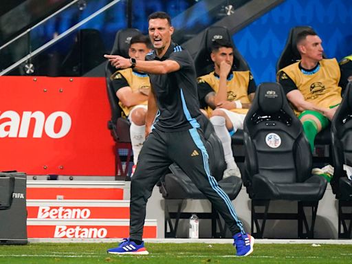 Lionel Scaloni rompió el hechizo del debut y apuntó contra el estado del campo de juego