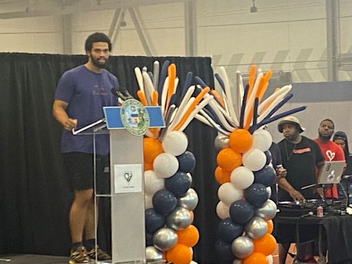 Still without a contract, Bears QB Caleb Williams salutes students on South Side