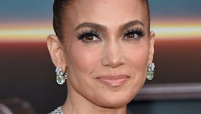 Jennifer Lopez, amincie, elle s'affiche dans une robe lumineuse très moulante qui sculpte sa silhouette de rêve