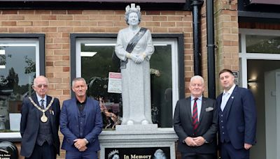 Hundreds turnout for unveiling of queen statue