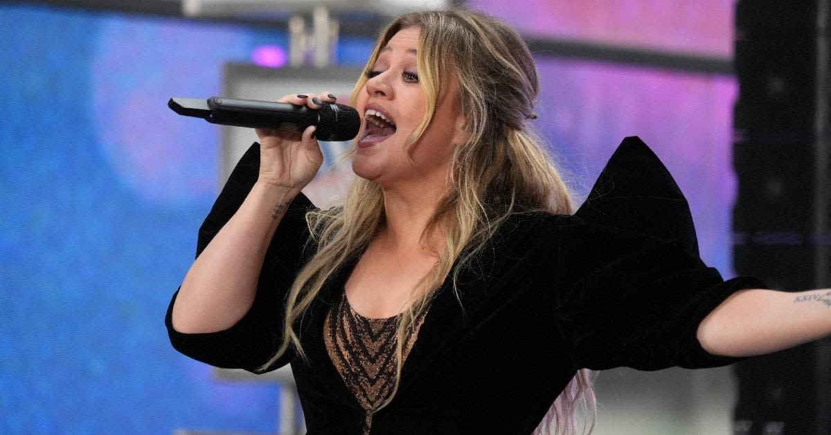 Tough Night! Kelly Clarkson Experiences Wardrobe Malfunction and Forgets Lyrics at Atlantic City Concert