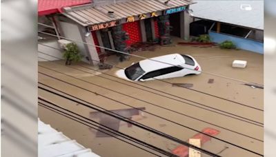 高雄淹慘了！大社轎車被沖走 馬路汪洋一片