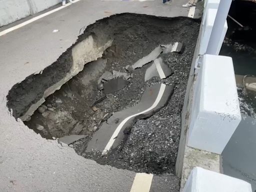 第3次塌陷！凱米颱風掏空萬丹大排河堤道路 驚現「4米長」大天坑