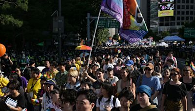 Miles de personas celebran en Corea del Sur el Día del Orgullo LGTBI