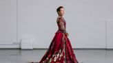 Vestido rojo, 14 años de ardua creación desde una mente británica (+Fotos) - Noticias Prensa Latina