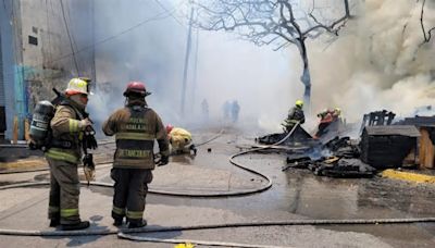 Combaten incendio en chozas de Enrique Díaz de León e Inglaterra