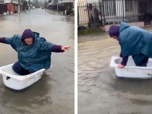 Mujer se hace viral tras salir a calle inundada en Coronel "navegando" en una tina