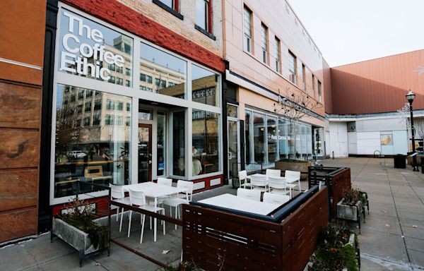 With weather warming up, here are places to eat outside across Springfield