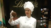 Lindt celebra 75 anos de Lindor com produção de chocolates ao vivo e degustação em lojas