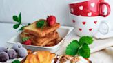 Tostadas francesas con frutas frescas: ¡Una explosión de sabor para su desayuno!