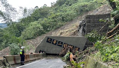 快訊/隧道整個崩塌變平地！台159甲線才搶通沒多久 40k「土石崩落」道路中斷