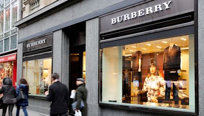 Burberry股價慘崩70%遭英富時100剔除 將轉型「英倫Coach」